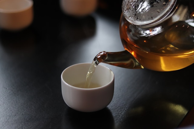 お茶を飲む様子